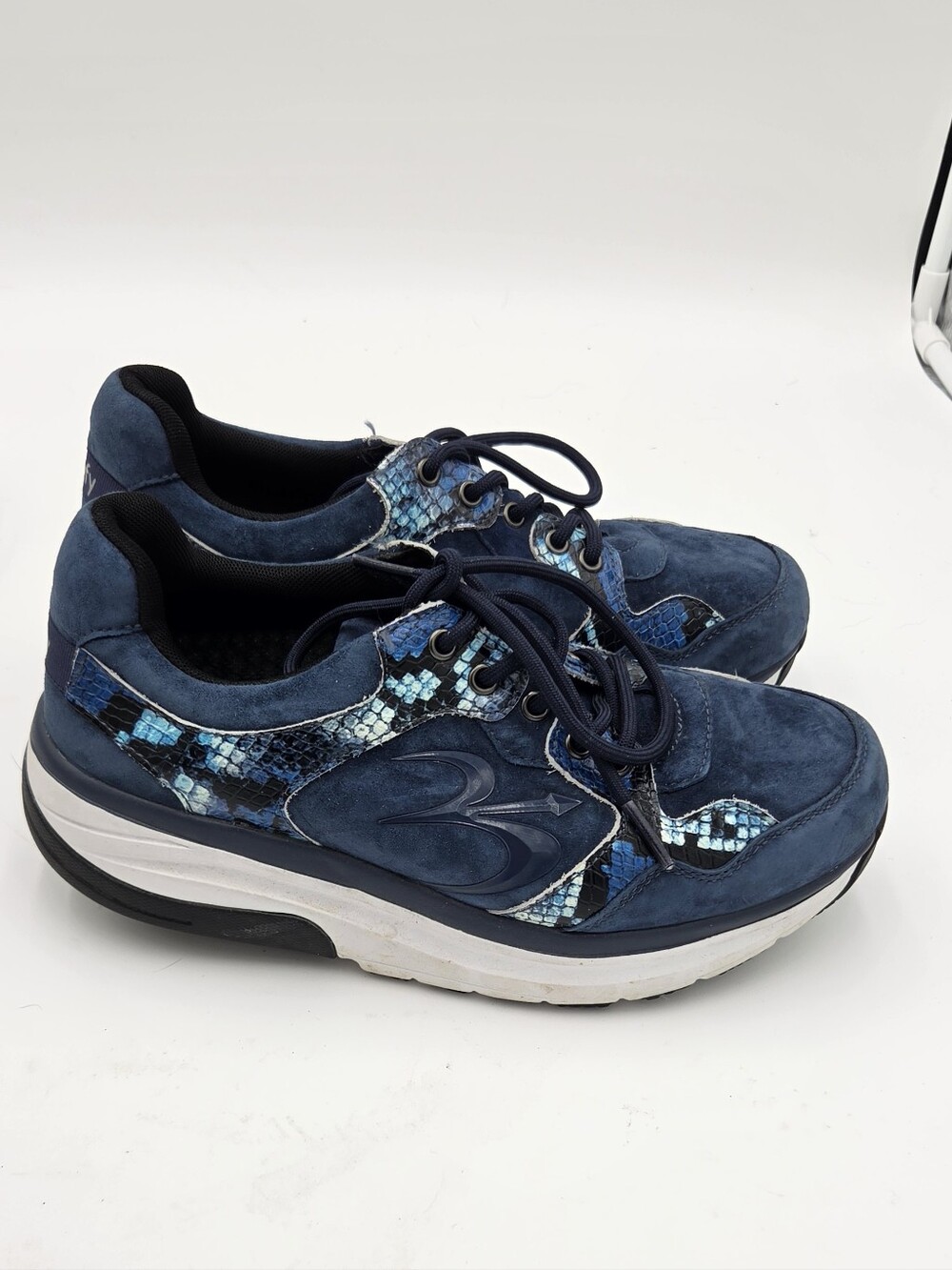 Gdefy Gravity Defyer Corrective Fit Suede Sneakers size 8 Women's